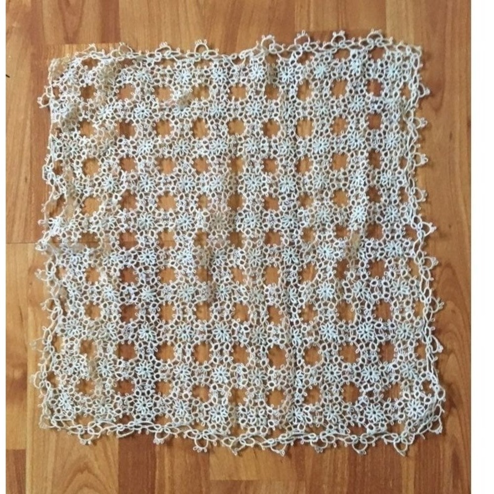 Square hand-crocheted ‎ lace doily VTG